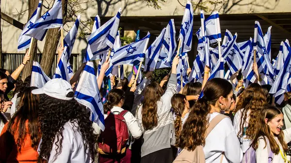 Tel Aviv, İsrail, 7 Şubat 2024 İsrailli gençler, 7 Ekim 2023 'teki terör saldırısının ardından Gazze' deki 139 rehinenin anısına Tel Aviv 'deki Rehine Meydanı' nda toplandılar.