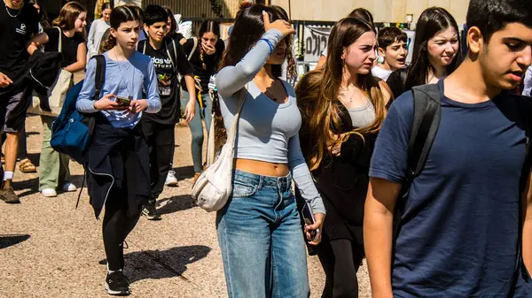 Tel Aviv, İsrail, 28 Şubat 2024 İsrailli gençler, 7 Ekim 2023 'teki terör saldırısının ardından Gazze' deki 139 rehinenin anısına Tel Aviv 'deki Rehine Meydanı' nda toplandılar.