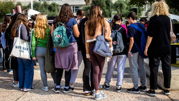 stock image Tel Aviv, Israel - January 9, 2024 Israeli teenagers come for a memorial visit to the Tel Aviv Art Museum, on what is now known as Hostages Square. To date, 129 hostages remain in the hands of Hamas