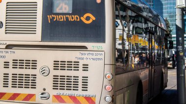 Tel Aviv, İsrail, 4 Mart 2024 Tel Aviv şehir merkezinde, sembolik bir şehir. Hatlar sayısız ve çok ucuz, bunu taşımak için iyi bir araç.