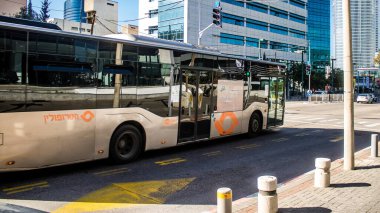 Tel Aviv, İsrail, 4 Mart 2024 Tel Aviv şehir merkezinde, sembolik bir şehir. Hatlar sayısız ve çok ucuz, bunu taşımak için iyi bir araç.
