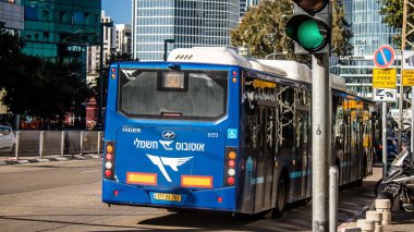 Tel Aviv, İsrail, 4 Mart 2024 Tel Aviv şehir merkezinde, sembolik bir şehir. Hatlar sayısız ve çok ucuz, bunu taşımak için iyi bir araç.