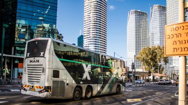 Tel Aviv, İsrail, 4 Mart 2024 Tel Aviv şehir merkezinde, sembolik bir şehir. Hatlar sayısız ve çok ucuz, bunu taşımak için iyi bir araç.