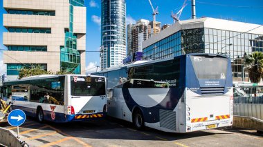 Tel Aviv, İsrail, 4 Mart 2024 Tel Aviv şehir merkezinde, sembolik bir şehir. Hatlar sayısız ve çok ucuz, bunu taşımak için iyi bir araç.