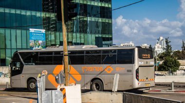 Tel Aviv, İsrail, 4 Mart 2024 Tel Aviv şehir merkezinde, sembolik bir şehir. Hatlar sayısız ve çok ucuz, bunu taşımak için iyi bir araç.