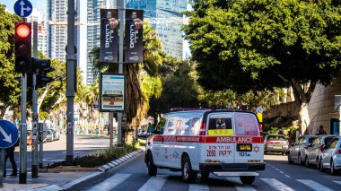 Tel Aviv, İsrail, 4 Mart 2024 İsrail ambulansı İsrail 'in simgesel ve simgesel bir şehri olan Tel Aviv sokaklarında ilerliyor.