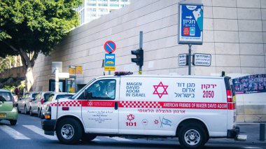 Tel Aviv, İsrail, 4 Mart 2024 İsrail ambulansı İsrail 'in simgesel ve simgesel bir şehri olan Tel Aviv sokaklarında ilerliyor.