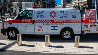 Tel Aviv, İsrail, 1 Mart 2024 'te Tel Aviv' de bir taksi ile bir bisikletçi arasında bir trafik kazası geçirdi. Ambulans ve acil durum ekipleri olay yerine çok çabuk geldi.