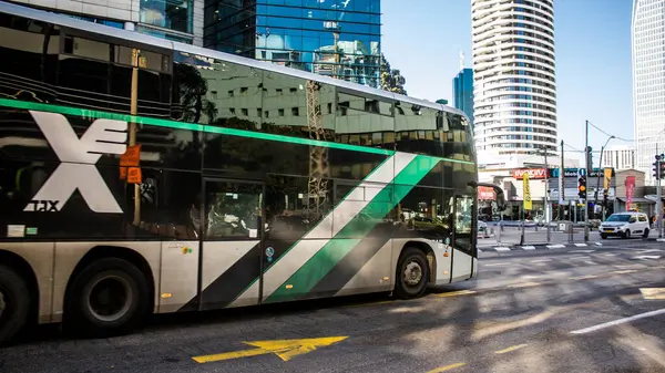 Tel Aviv, İsrail, 4 Mart 2024 Tel Aviv şehir merkezinde, sembolik bir şehir. Hatlar sayısız ve çok ucuz, bunu taşımak için iyi bir araç.