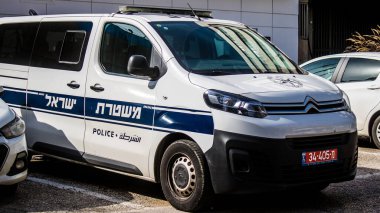 Tel Aviv, İsrail, 26 Şubat 2024 İsrail polis arabası İsrail 'in simgesel ve simgesel bir şehri olan Tel Aviv' de sürüyor.