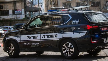 Tel Aviv, İsrail, 26 Şubat 2024 İsrail polis arabası İsrail 'in simgesel ve simgesel bir şehri olan Tel Aviv' de sürüyor.