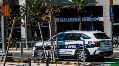 Tel Aviv, İsrail, 26 Şubat 2024 İsrail polis arabası İsrail 'in simgesel ve simgesel bir şehri olan Tel Aviv' de sürüyor.