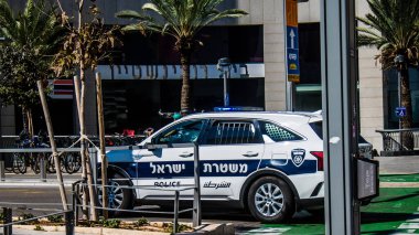 Tel Aviv, İsrail, 26 Şubat 2024 İsrail polis arabası İsrail 'in simgesel ve simgesel bir şehri olan Tel Aviv' de sürüyor.