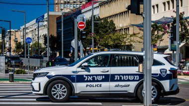 Tel Aviv, İsrail, 26 Şubat 2024 İsrail polis arabası İsrail 'in simgesel ve simgesel bir şehri olan Tel Aviv' de sürüyor.