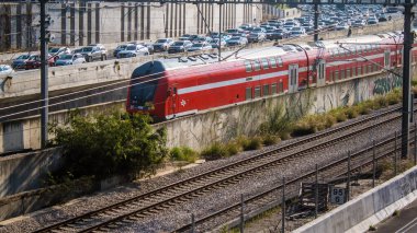 Tel Aviv, İsrail, 25 Şubat 2024 Tel Aviv 'i Kudüs' e bağlayan tren tüm büyük şehirleri birbirine bağlayan modern ve verimli bir demiryolu ağı ile donatılmıştır.