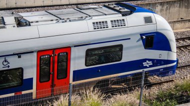 Tel Aviv, İsrail, 25 Şubat 2024 Tel Aviv 'i Kudüs' e bağlayan tren tüm büyük şehirleri birbirine bağlayan modern ve verimli bir demiryolu ağı ile donatılmıştır.