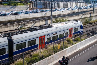 Tel Aviv, İsrail, 25 Şubat 2024 Tel Aviv 'i Kudüs' e bağlayan tren tüm büyük şehirleri birbirine bağlayan modern ve verimli bir demiryolu ağı ile donatılmıştır.