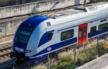Tel Aviv, İsrail, 25 Şubat 2024 Tel Aviv 'i Kudüs' e bağlayan tren tüm büyük şehirleri birbirine bağlayan modern ve verimli bir demiryolu ağı ile donatılmıştır.