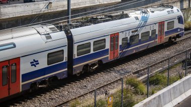 Tel Aviv, İsrail, 25 Şubat 2024 Tel Aviv 'i Kudüs' e bağlayan tren tüm büyük şehirleri birbirine bağlayan modern ve verimli bir demiryolu ağı ile donatılmıştır.