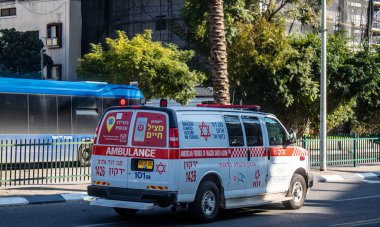Tel Aviv, İsrail, 25 Şubat 2024 İsrail ambulansı İsrail 'in simgesel ve simgesel bir şehri olan Tel Aviv sokaklarında ilerliyor.