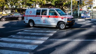 Tel Aviv, İsrail, 25 Şubat 2024 İsrail ambulansı İsrail 'in simgesel ve simgesel bir şehri olan Tel Aviv sokaklarında ilerliyor.
