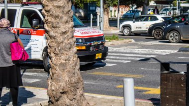 Tel Aviv, İsrail, 25 Şubat 2024 İsrail ambulansı İsrail 'in simgesel ve simgesel bir şehri olan Tel Aviv sokaklarında ilerliyor.