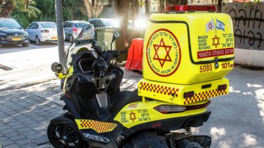 Tel Aviv, İsrail, 25 Şubat 2024 İsrail motosiklet ambulansı İsrail 'in simgesel ve simgesel bir şehri olan Tel Aviv sokaklarına park etti.