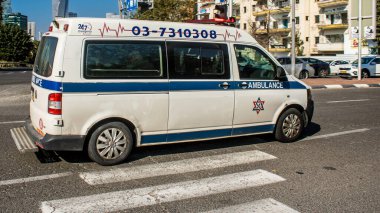Tel Aviv, İsrail, 25 Şubat 2024 İsrail ambulansı İsrail 'in simgesel ve simgesel bir şehri olan Tel Aviv sokaklarında ilerliyor.