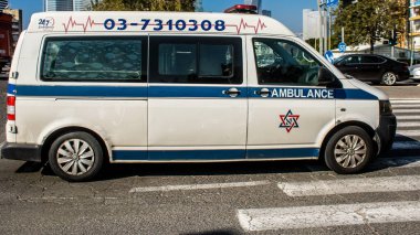 Tel Aviv, İsrail, 25 Şubat 2024 İsrail ambulansı İsrail 'in simgesel ve simgesel bir şehri olan Tel Aviv sokaklarında ilerliyor.