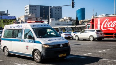 Tel Aviv, İsrail, 25 Şubat 2024 İsrail ambulansı İsrail 'in simgesel ve simgesel bir şehri olan Tel Aviv sokaklarında ilerliyor.