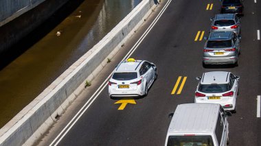 Tel Aviv, İsrail, 25 Şubat 2024 Tel Aviv otoyolunda araç trafiği. İsrail 'in sembolik ve sembolik şehri Tel Aviv' de trafik hala yoğun.