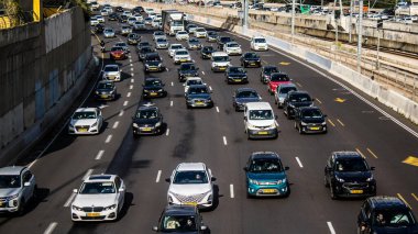 Tel Aviv, İsrail, 19 Şubat 2024 Tel Aviv otoyolunda araç trafiği. İsrail 'in sembolik ve sembolik şehri Tel Aviv' de trafik hala yoğun.