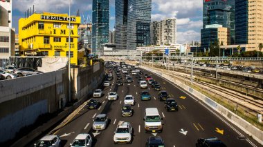 Tel Aviv, İsrail, 19 Şubat 2024 Tel Aviv otoyolunda araç trafiği. İsrail 'in sembolik ve sembolik şehri Tel Aviv' de trafik hala yoğun.
