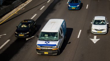 Tel Aviv, İsrail, 19 Şubat 2024 Tel Aviv otoyolunda araç trafiği. İsrail 'in sembolik ve sembolik şehri Tel Aviv' de trafik hala yoğun.