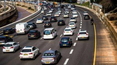 Tel Aviv, İsrail, 19 Şubat 2024 Tel Aviv otoyolunda araç trafiği. İsrail 'in sembolik ve sembolik şehri Tel Aviv' de trafik hala yoğun.