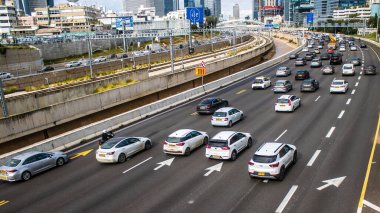 Tel Aviv, İsrail, 19 Şubat 2024 Tel Aviv otoyolunda araç trafiği. İsrail 'in sembolik ve sembolik şehri Tel Aviv' de trafik hala yoğun.