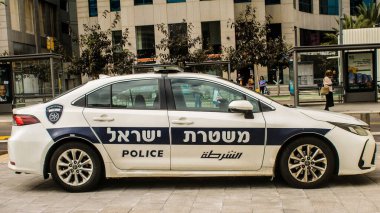 Tel Aviv, İsrail, 18 Şubat 2024 İsrail polis arabası İsrail 'in simgesel ve simgesel bir şehri olan Tel Aviv şehir merkezine park etti.