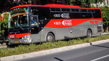 Tel Aviv, İsrail - 16 Ocak 2024 İsrail sembolik ve sembolik bir şehir olan Tel Aviv şehir merkezinde hareket eden yerel otobüs