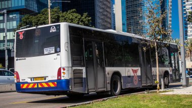Tel Aviv, İsrail - 16 Ocak 2024 İsrail sembolik ve sembolik bir şehir olan Tel Aviv şehir merkezinde hareket eden yerel otobüs