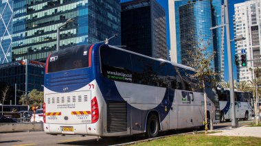 Tel Aviv, İsrail - 16 Ocak 2024 İsrail sembolik ve sembolik bir şehir olan Tel Aviv şehir merkezinde hareket eden yerel otobüs