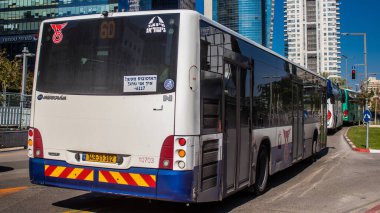 Tel Aviv, İsrail - 16 Ocak 2024 İsrail sembolik ve sembolik bir şehir olan Tel Aviv şehir merkezinde hareket eden yerel otobüs