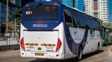 Tel Aviv, İsrail - 16 Ocak 2024 İsrail sembolik ve sembolik bir şehir olan Tel Aviv şehir merkezinde hareket eden yerel otobüs