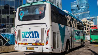 Tel Aviv, İsrail - 16 Ocak 2024 İsrail sembolik ve sembolik bir şehir olan Tel Aviv şehir merkezinde hareket eden yerel otobüs