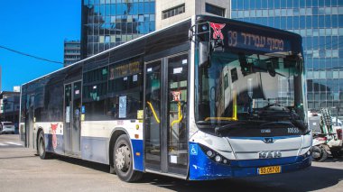 Tel Aviv, İsrail - 16 Ocak 2024 İsrail sembolik ve sembolik bir şehir olan Tel Aviv şehir merkezinde hareket eden yerel otobüs
