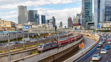 Tel Aviv, İsrail - 15 Ocak 2024 Tel Aviv 'i Kudüs' e bağlayan tren tüm büyük şehirleri birbirine bağlayan modern ve verimli bir demiryolu ağı ile donatılmıştır.