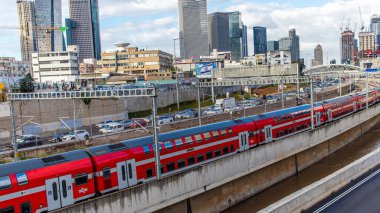 Tel Aviv, İsrail - 15 Ocak 2024 Tel Aviv 'i Kudüs' e bağlayan tren tüm büyük şehirleri birbirine bağlayan modern ve verimli bir demiryolu ağı ile donatılmıştır.