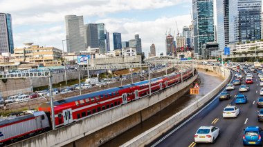 Tel Aviv, İsrail - 15 Ocak 2024 Tel Aviv 'i Kudüs' e bağlayan tren tüm büyük şehirleri birbirine bağlayan modern ve verimli bir demiryolu ağı ile donatılmıştır.