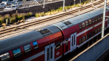 Tel Aviv, İsrail - 15 Ocak 2024 Tel Aviv 'i Kudüs' e bağlayan tren tüm büyük şehirleri birbirine bağlayan modern ve verimli bir demiryolu ağı ile donatılmıştır.