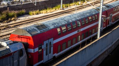 Tel Aviv, İsrail - 15 Ocak 2024 Tel Aviv 'i Kudüs' e bağlayan tren tüm büyük şehirleri birbirine bağlayan modern ve verimli bir demiryolu ağı ile donatılmıştır.