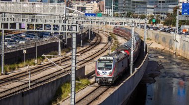 Tel Aviv, İsrail - 15 Ocak 2024 Tel Aviv 'i Kudüs' e bağlayan tren tüm büyük şehirleri birbirine bağlayan modern ve verimli bir demiryolu ağı ile donatılmıştır.